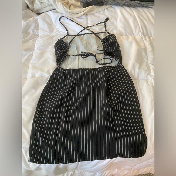 Divided Striped Form fitting dress - Picture 4 of 5